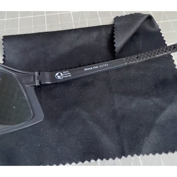 Optic Nerve Stone Cat Matte Crystal Gray Sunglasses W/Polarized Lens 22742 - Picture 6 of 7